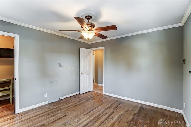 unfurnished bedroom featuring light wood finished floors, ceiling fan, baseboards, and crown molding