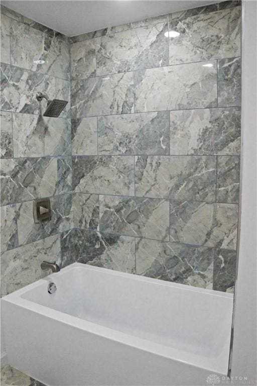 bathroom featuring tiled shower / bath combo