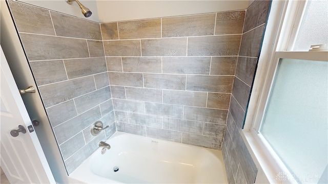 bathroom featuring tiled shower / bath