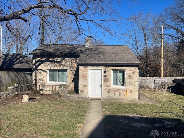 view of front of property with a front yard