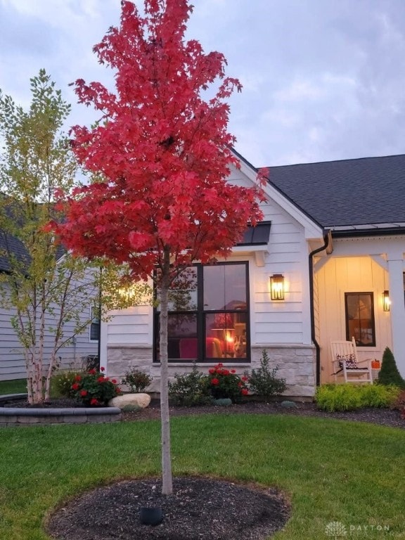 view of front of home featuring a front lawn