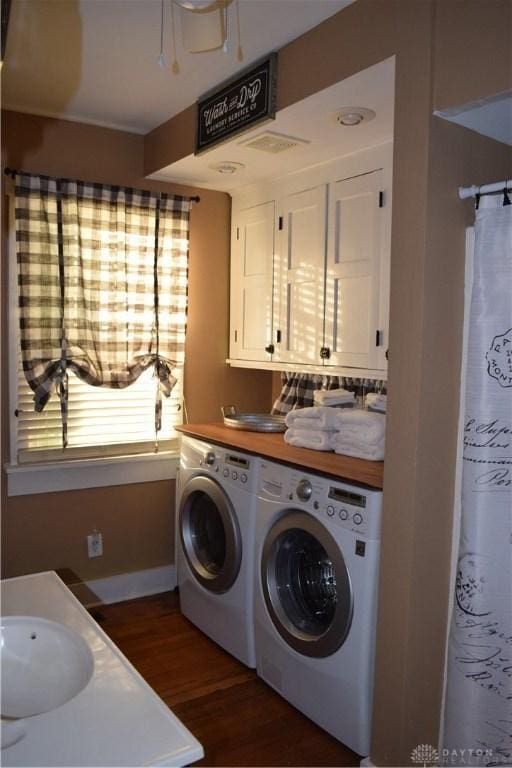 washroom featuring baseboards, dark wood-style floors, independent washer and dryer, and laundry area