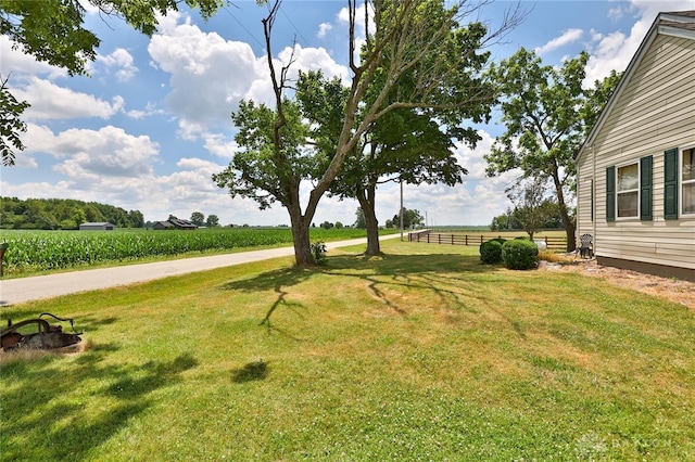 view of yard featuring a rural view