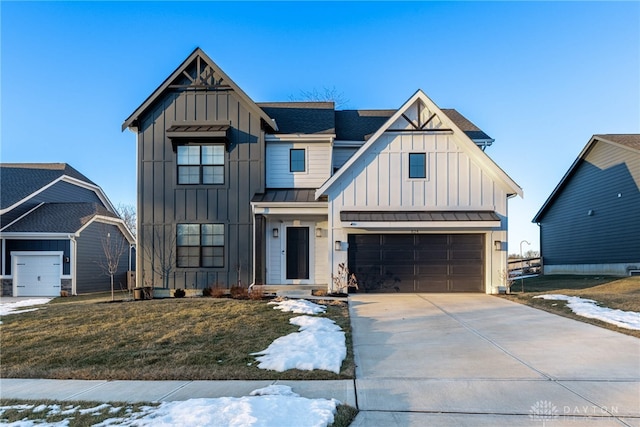 view of front of property featuring a yard and a garage