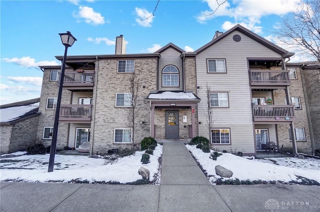 view of front of property featuring a balcony