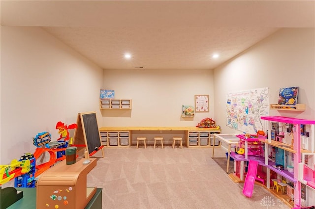 recreation room with carpet flooring