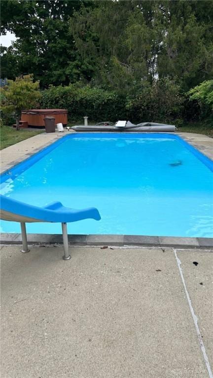 view of swimming pool featuring a jacuzzi