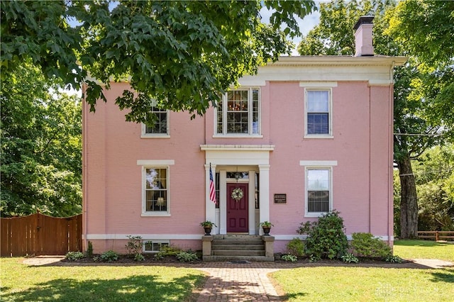 view of front of house featuring a front lawn