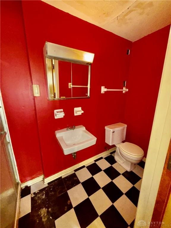 bathroom featuring toilet and sink