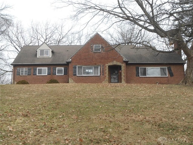 view of front of property featuring a front yard