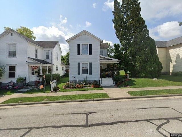 view of front of property featuring a front lawn