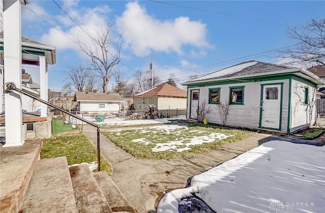 view of yard featuring an outbuilding