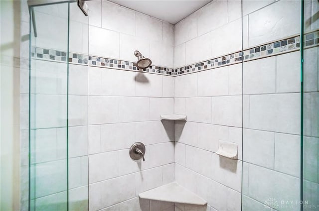 bathroom featuring a tile shower