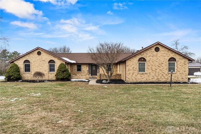 ranch-style home featuring a front lawn