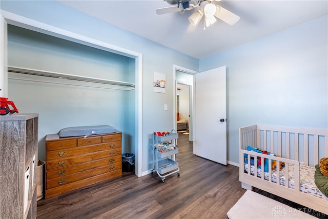 bedroom with a ceiling fan, dark wood-style flooring, and baseboards