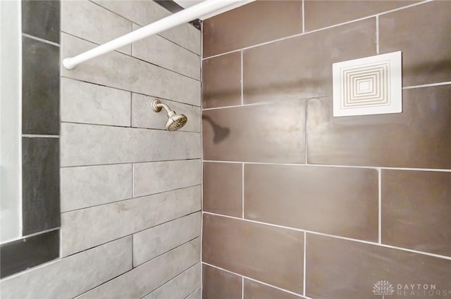 room details featuring a tile shower