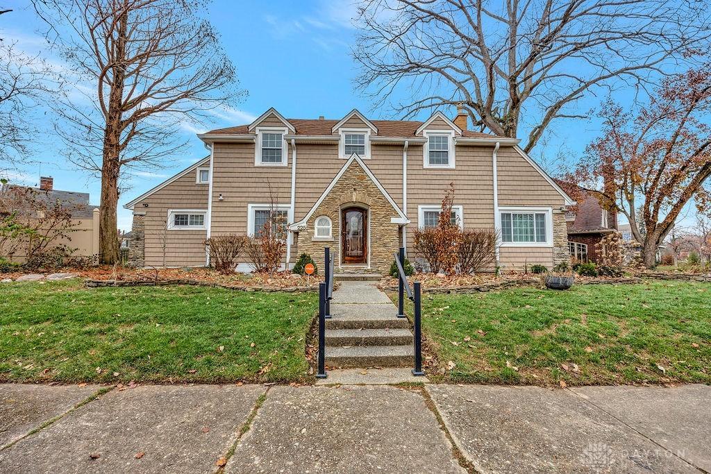 view of front of house with a front yard