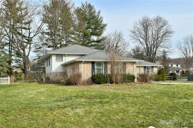 view of front of property featuring a front yard