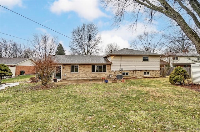 view of front of property featuring a front yard