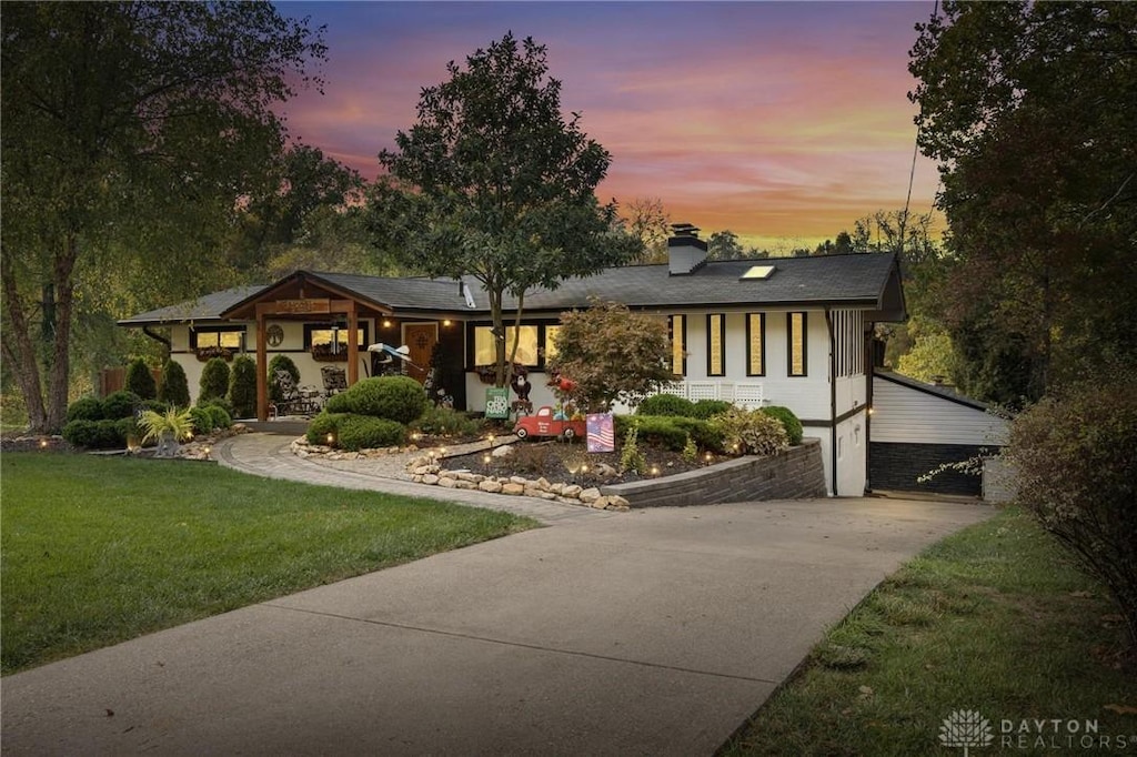 view of front of house featuring a yard