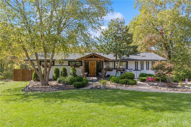 ranch-style house featuring a front lawn