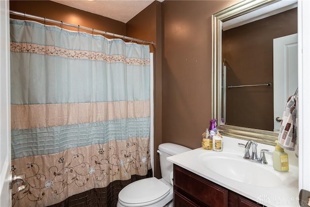 bathroom featuring vanity, a shower with shower curtain, a textured ceiling, and toilet