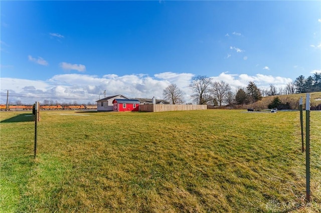 view of yard featuring a rural view