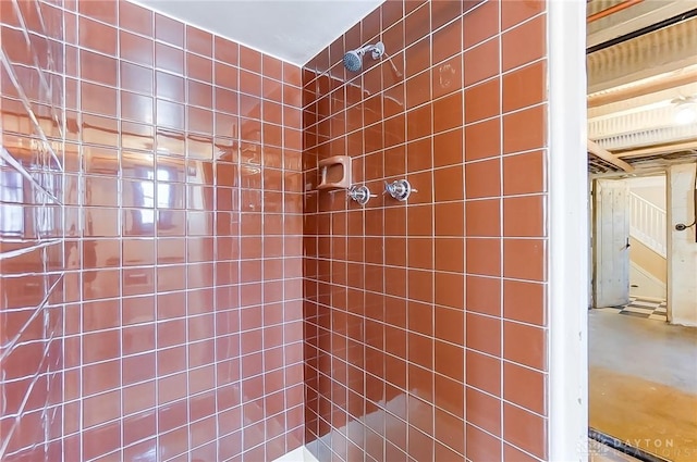 bathroom featuring tiled shower