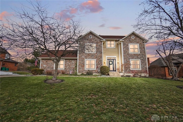 view of front property featuring a lawn