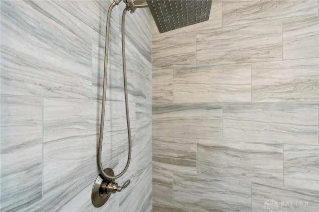 bathroom featuring a tile shower