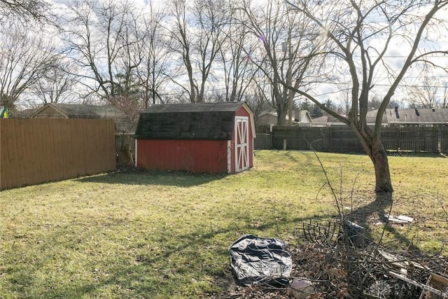 view of yard featuring a storage shed