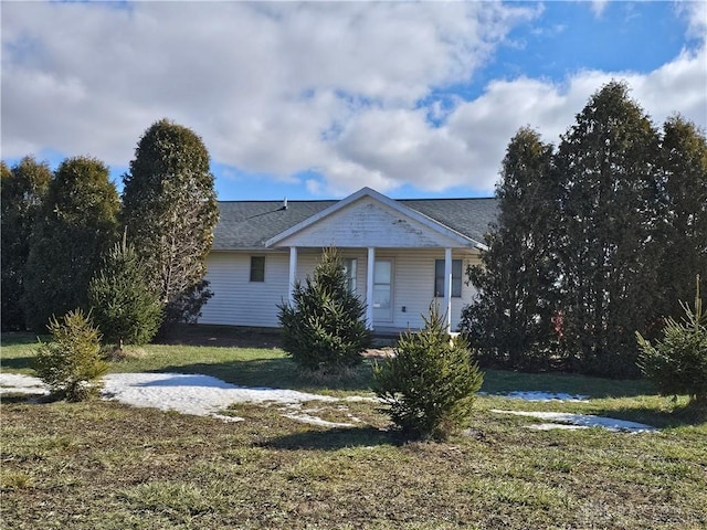 view of front of home featuring a front yard