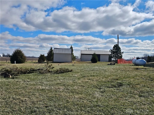 view of yard featuring an outdoor structure