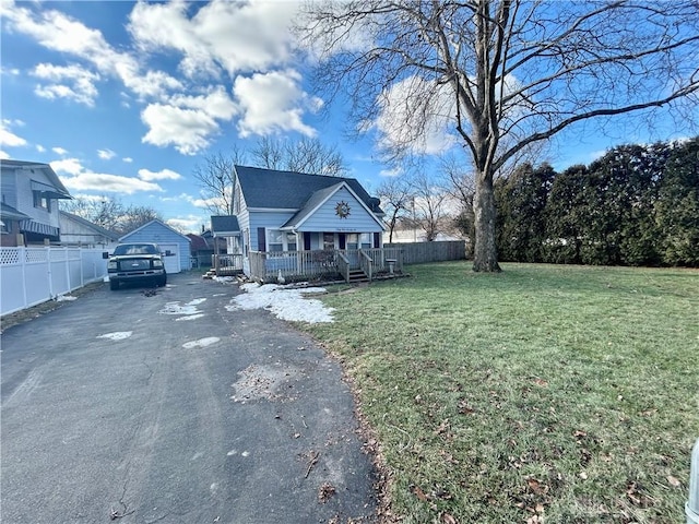 view of front facade featuring a front yard and covered porch