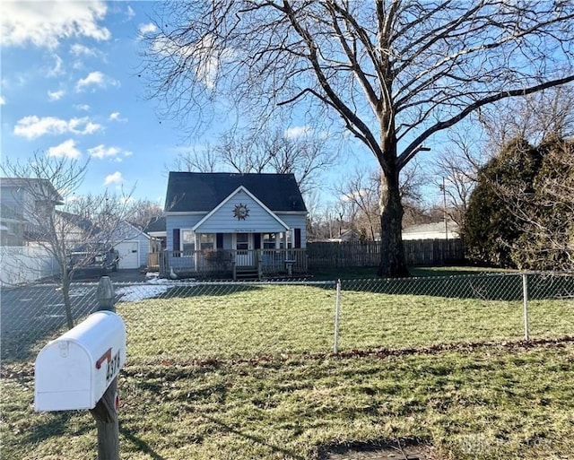 view of front of property featuring a front yard