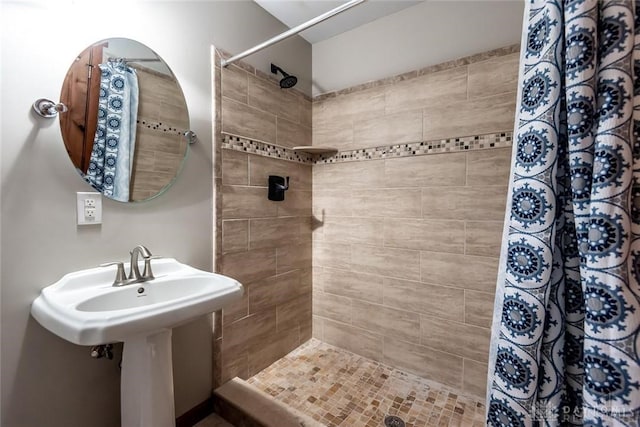 bathroom featuring a shower with shower curtain