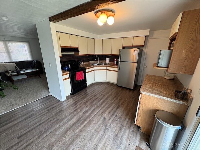 kitchen with sink, light hardwood / wood-style flooring, stainless steel refrigerator, backsplash, and black electric range