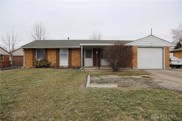 ranch-style home featuring a front lawn