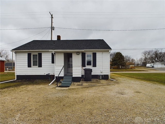 view of front of property featuring a front yard