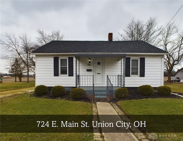 view of front facade with a front lawn