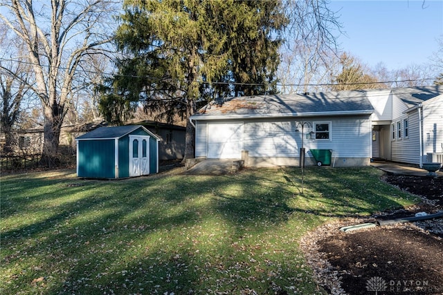 view of yard with a storage shed