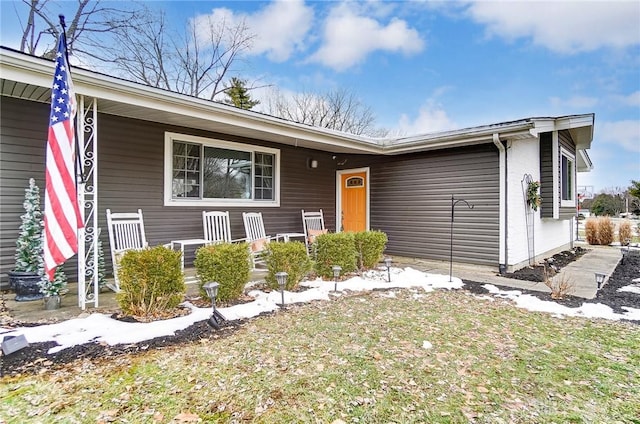 view of front of home featuring a front lawn and a porch