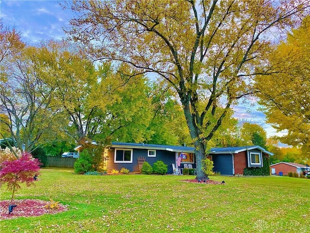 view of front of house featuring a front lawn