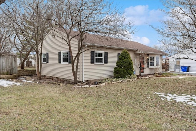 view of front of home with a front lawn