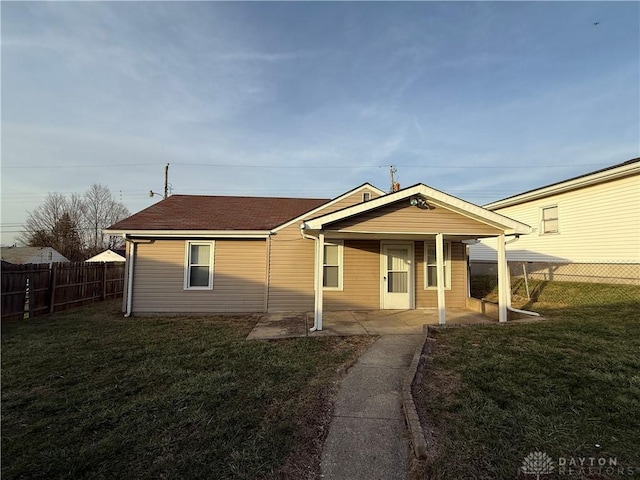 view of front of property featuring a patio and a front yard