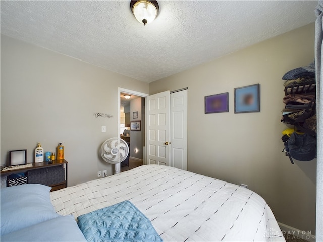 bedroom featuring a textured ceiling and a closet