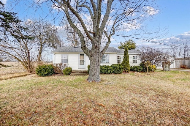 view of front facade featuring a front yard