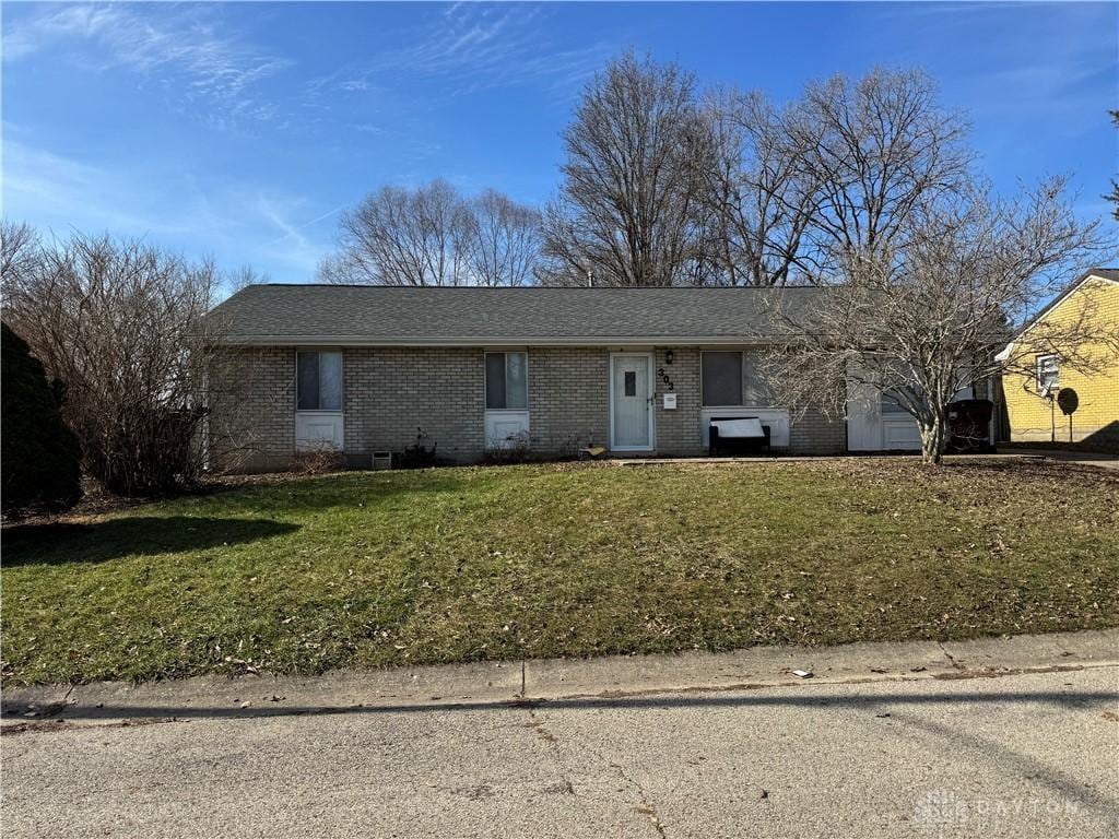 single story home with a front lawn