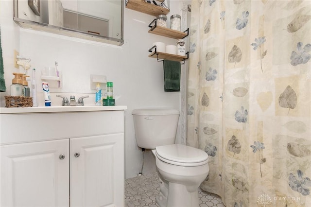 bathroom featuring a shower with curtain, vanity, and toilet