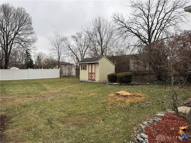 view of yard featuring a shed